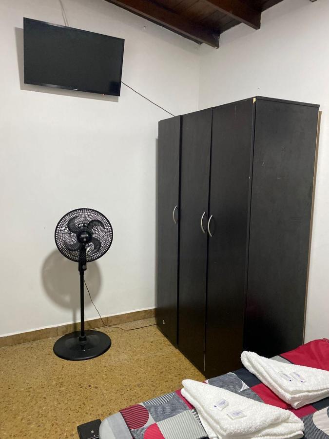 Apartamentos Excelente Ubicacion Medellin Bagian luar foto