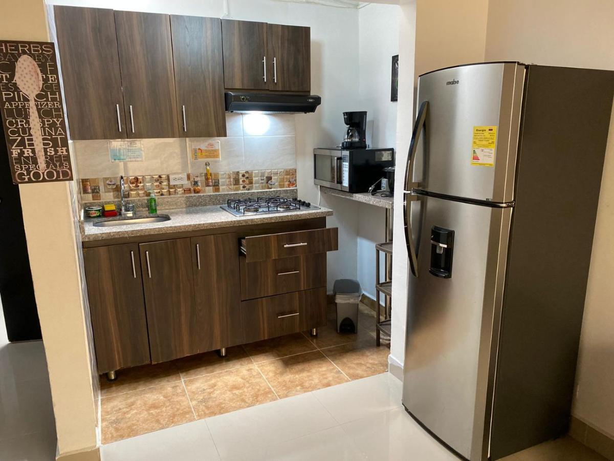Apartamentos Excelente Ubicacion Medellin Bagian luar foto