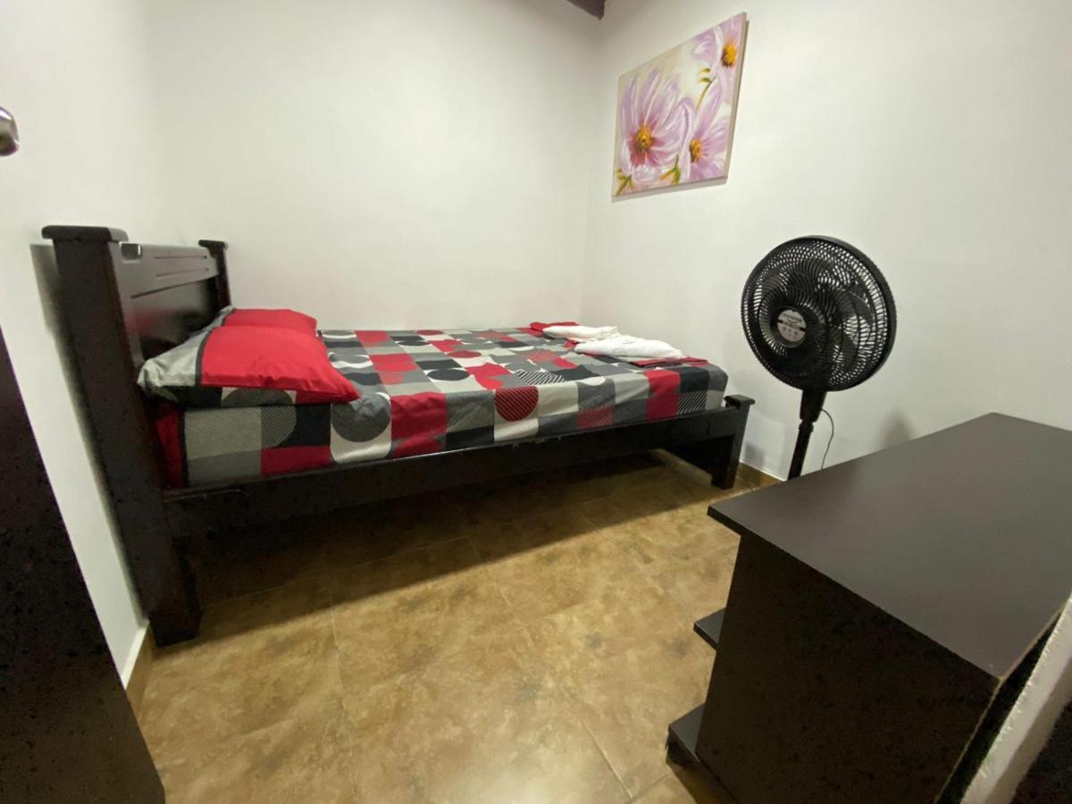 Apartamentos Excelente Ubicacion Medellin Bagian luar foto